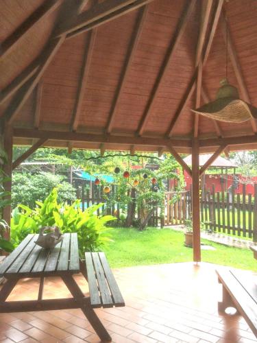 Garden, Bungalow idyllique a Trois-Rivieres avec piscine partagee in Trois-Rivieres