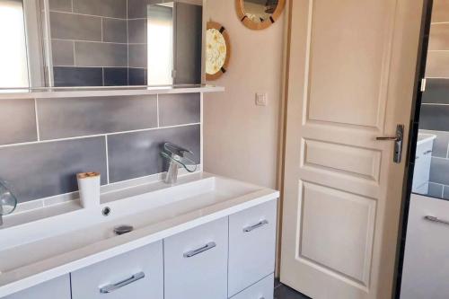 Fürdőszoba, Appartement confortable à Raismes - 60 m², parking privé (Appartement confortable a Raismes - 60 m², parking prive) in Petite-Foret
