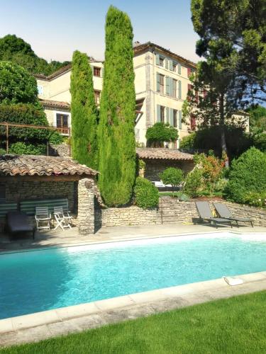 Villa familiale avec piscine privée à Lacoste – 250 m² gîte à louer Lacoste