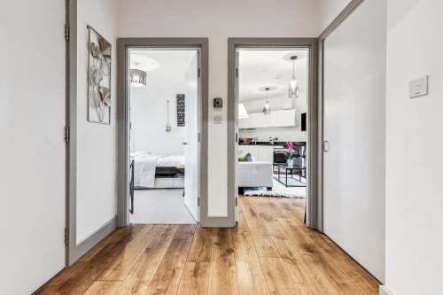 Modern Designed 2 bed Penthouse Apt Sleeps Five - image 10
