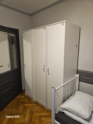3 twin beds