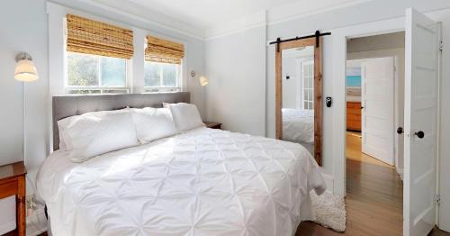 Palm View - Lovingly Renovated - 3 KINGS Half Mile Stroll to Historic DT - Beach just 3 Miles - image 3