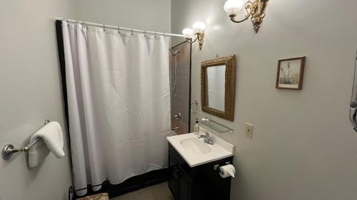 Damon Room  image 4