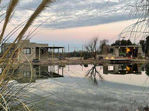 Casa H entre viñedos (Casa H entre vinedos) in Maipu