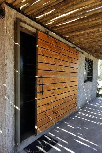 Casa H entre viñedos (Casa H entre vinedos) in Maipu