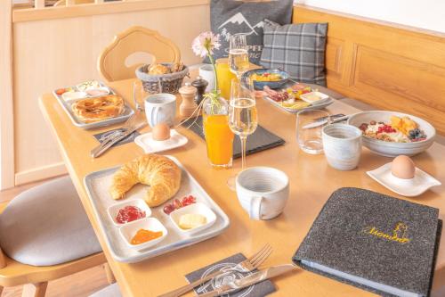 مطعم, Pension BergMoment Ferienwohnungen oder Zimmer mit Frühstück (Pension BergMoment Ferienwohnungen oder Zimmer mit Fruhstuck) in Lenggries