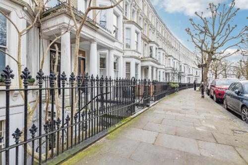Stunning 2bed 2bath apt in Earls Court sleeps SIX - image 3