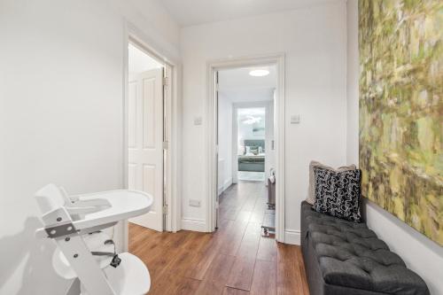 Stunning 2bed 2bath apt in Earls Court sleeps SIX - image 13