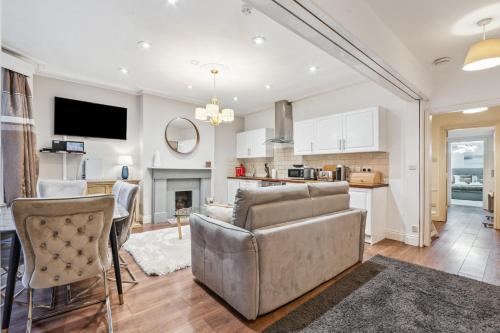 Stunning 2bed 2bath apt in Earls Court sleeps SIX - image 2