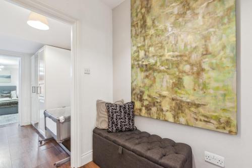 Stunning 2bed 2bath apt in Earls Court sleeps SIX - image 10