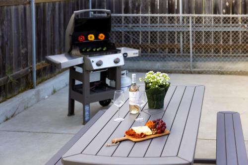 Mendel Manor by AvantStay Walk to Beach Large Deck Patio Mendel Manor by AvantStay Walk to Beach Large Deck Patio