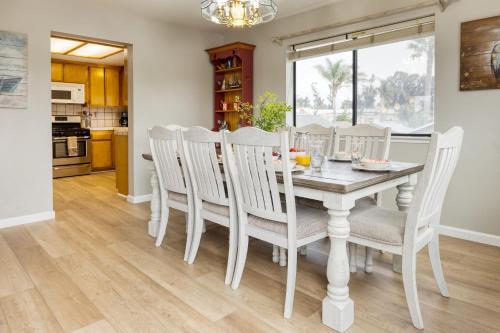 Mendel Manor by AvantStay Walk to Beach Large Deck Patio Mendel Manor by AvantStay Walk to Beach Large Deck Patio