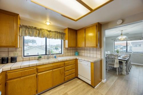 Mendel Manor by AvantStay Walk to Beach Large Deck Patio Mendel Manor by AvantStay Walk to Beach Large Deck Patio