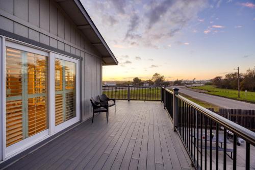 Mendel Manor by AvantStay Walk to Beach Large Deck Patio Mendel Manor by AvantStay Walk to Beach Large Deck Patio