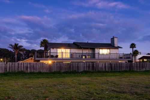 Mendel Manor by AvantStay Walk to Beach Large Deck Patio Mendel Manor by AvantStay Walk to Beach Large Deck Patio