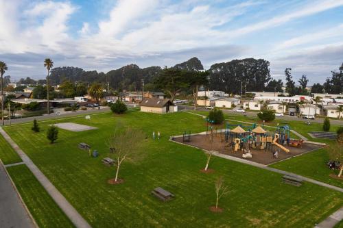 Mendel Manor by AvantStay Walk to Beach Large Deck Patio Mendel Manor by AvantStay Walk to Beach Large Deck Patio