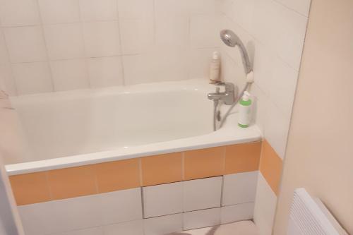 Apartment with 2 bedrooms in Carcassonne with furnished terrace 55 km from the beach - image 4