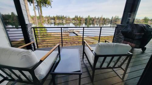 4BR 4BA Modern Lakefront Lodge in Burien (WA)