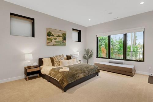 4BR 4BA Modern Lakefront Lodge in Burien (WA)