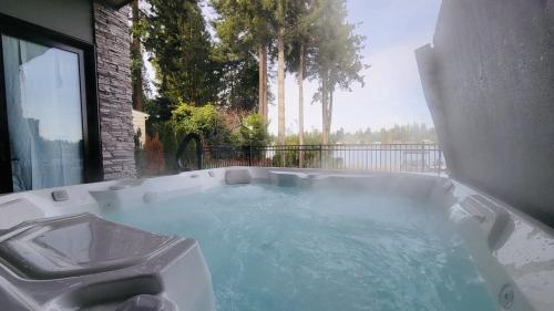 4BR 4BA Modern Lakefront Lodge in Burien (WA)