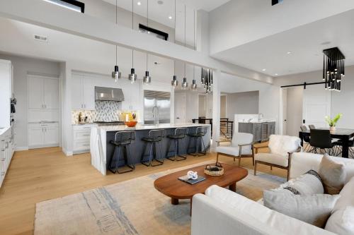4BR 4BA Modern Lakefront Lodge in Burien (WA)