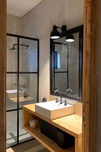 Casa B entre viñedos (Casa B entre vinedos) in San Martín (Mendoza)