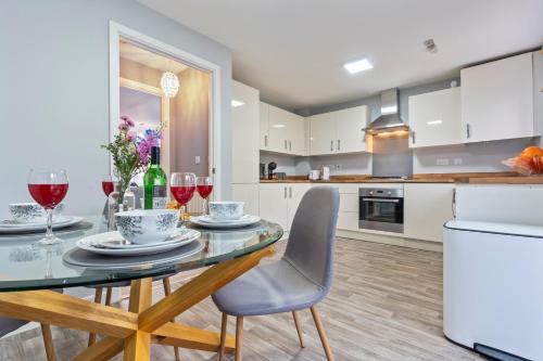 ห้องครัว, 247 Serviced accommodation Telford-3Br Morden in ลอว์ลีย์