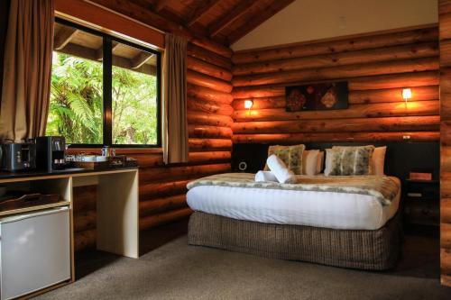 1 king bed, 1 twin bed