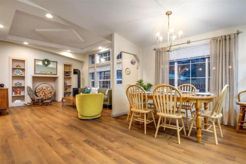 The Humble Abode | Wifi, AC, Fireplace in Packwood (WA)