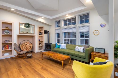 The Humble Abode | Wifi, AC, Fireplace in Packwood (WA)