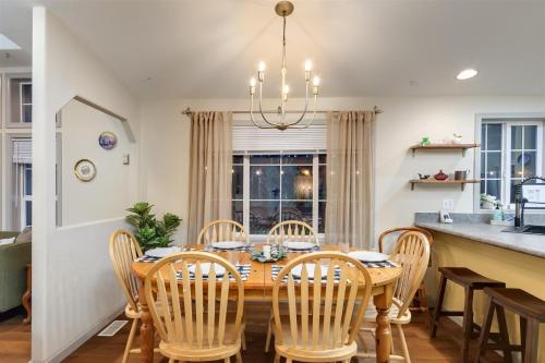 The Humble Abode | Wifi, AC, Fireplace in Packwood (WA)
