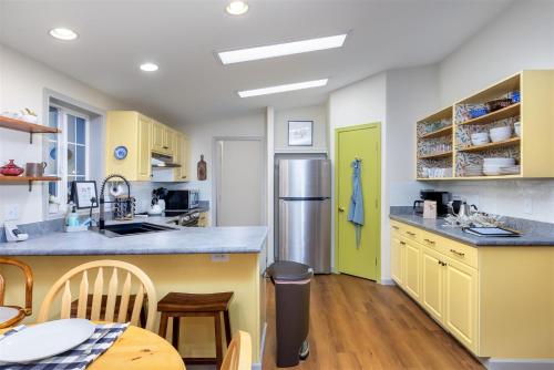 The Humble Abode | Wifi, AC, Fireplace in Packwood (WA)