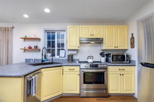 The Humble Abode | Wifi, AC, Fireplace in Packwood (WA)