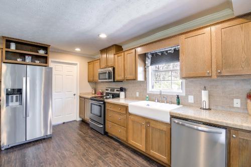 Newport Home with Private Hot Tub and Mountain View! in Newport, USA