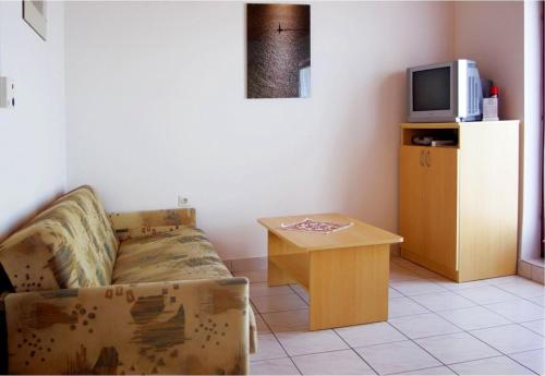 One-Bedroom Apartment image 5