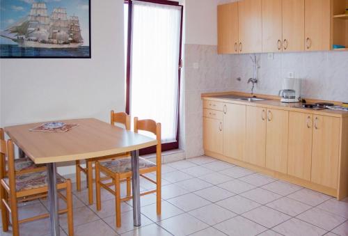 One-Bedroom Apartment image 4