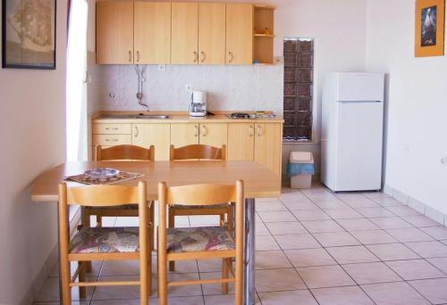 One-Bedroom Apartment image 3