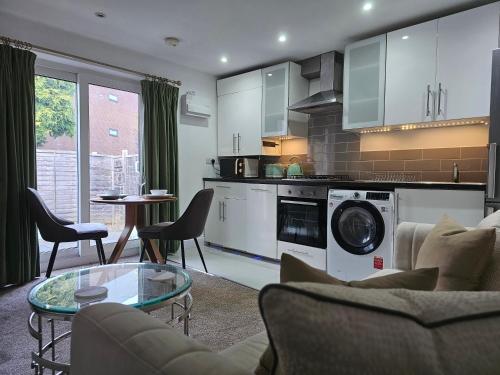 StayZen Apartments - Private Garden & Free Parking Ground Floor Central Woking - Business & Leisure in Woking