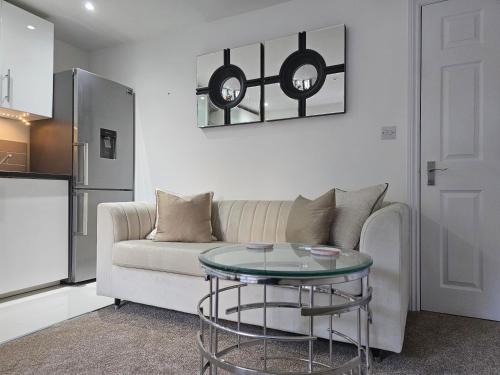 StayZen Apartments - Private Garden & Free Parking Ground Floor Central Woking - Business & Leisure in Woking