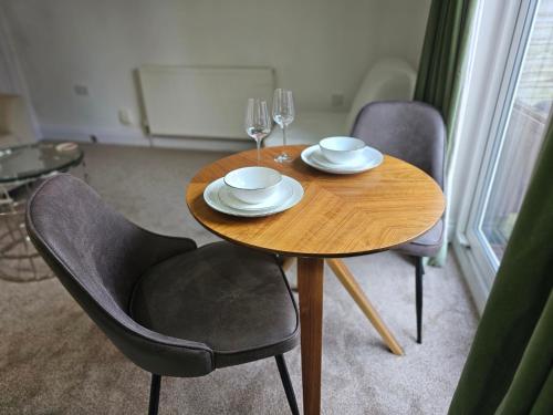 StayZen Apartments - Private Garden & Free Parking Ground Floor Central Woking - Business & Leisure in Woking