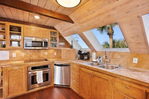 Oceanfront Serenity Under the Sea Tiki Bar and Grand Deck! - image 10