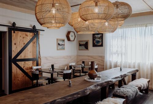 Ресторан, Lake Mahinapua Hotel in Хокітіка
