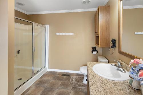 Scenic Views & Majestic Sunsets, Relax Like Home! in Dandridge, USA