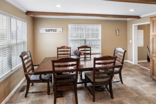 Scenic Views & Majestic Sunsets, Relax Like Home! in Dandridge, USA