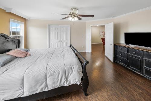 Scenic Views & Majestic Sunsets, Relax Like Home! in Dandridge, USA