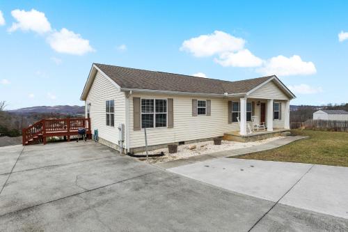 Scenic Views & Majestic Sunsets, Relax Like Home! in Dandridge, USA