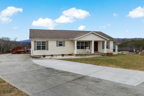 Scenic Views & Majestic Sunsets, Relax Like Home! in Dandridge, USA