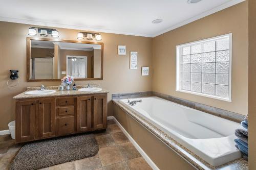 Scenic Views & Majestic Sunsets, Relax Like Home! in Dandridge, USA
