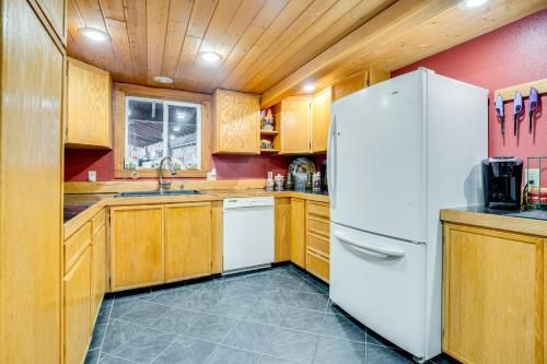 Leavenworth Cabin with Deck, Hot Tub and Game Room!