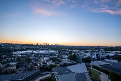 Serene Escape Panoramic Views, Pool, Gym, Sauna